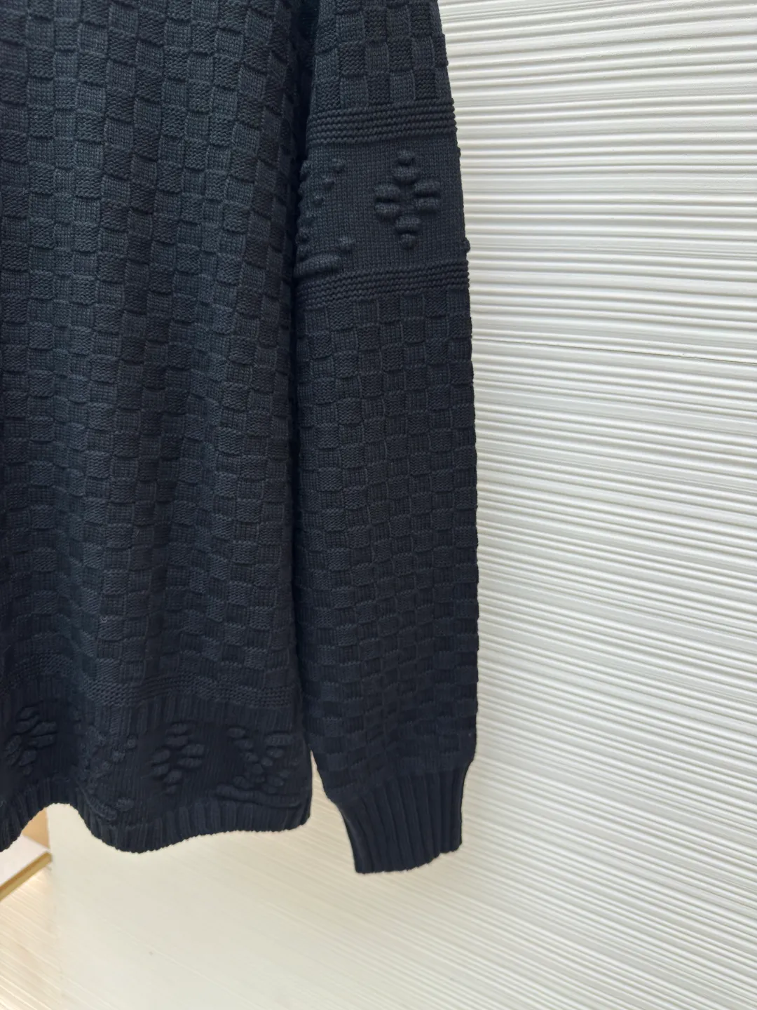 LOUIS VUITTON checkerboard embossed sweater ●Original version: purchased and developed for 12100 ●Item number: 1680745-B50 ●Fabric: crown yarn fabric ●Technology: embossed production ●Version: fitted version ●Weight: about 775 grams ●Size: XS-S-M-L ●Description: We use custom-made high-quality crown core yarn. Currently, there is no stock of yarn with this feel on the market. The core-filled yarns on the market are all cotton-containing, which is rather hard and cannot achieve the effect of the original version. The color presented is very different from the original version. Our customized core-filled yarn has a lot of manufacturing processes. It requires spinning out the raw material core, and then hooking the yarn on the machine for secondary processing and threading the raw material core! The machine cannot rotate too fast, as it will easily cause the thread to spin out, and once it does, it will be useless! After the dyeing is done, you can only use high-temperature dyeing tanks. If the temperature is not enough, the yarn will be dyed unevenly! High-temperature vats are rare in general dyeing factories! Generally, it takes 12 hours for dyeing to enter the vat, and several hours for drying at low temperature when it comes out. If the temperature is too high, it will be scrapped; after dyeing, it can only be done with a slow machine, and fast machines are prone to problems with thick and thin hair horizontal bars. In order to restore the effect of the original version to the maximum, the LOGO is exactly the same as the original version. The fabric pieces are woven at a parallel and even speed using a machine imported from Germany worth 47W. Each piece takes 270 minutes. All knots during the weaving process will be manually processed without traces. The knot-free rate is as high as 95%. It will not be woven like those ordinary computerized flat knitting machines. In order to rush the goods efficiently, the speed is turned to the limit. The stitches of the knitted pieces are different in size, pattern and pattern. The overall wiring is straight and delicate, the fabric is comfortable and soft, and the color is consistent without color difference. It can be matched with the same style to create a fashionable look and control various occasions. Customized accessories, complete with three standards, same style for men and women!